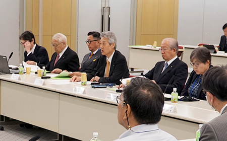 「『真水』による思い切った対策が必要」と強調する日医・松本会長(中央)