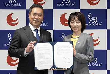 連携協定を締結したノボノルディスクファーマ小谷社長と横田美香広島県知事　